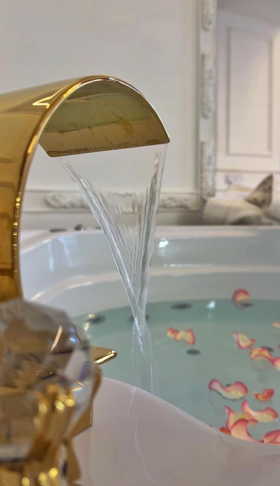 Enzo Capo Jacuzzi Andrassy Будапешт